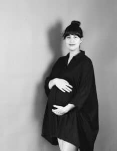 pregnancy-portrait-pregnant-woman-friendship-celebration-black-and-white-photography-beautiful-woman